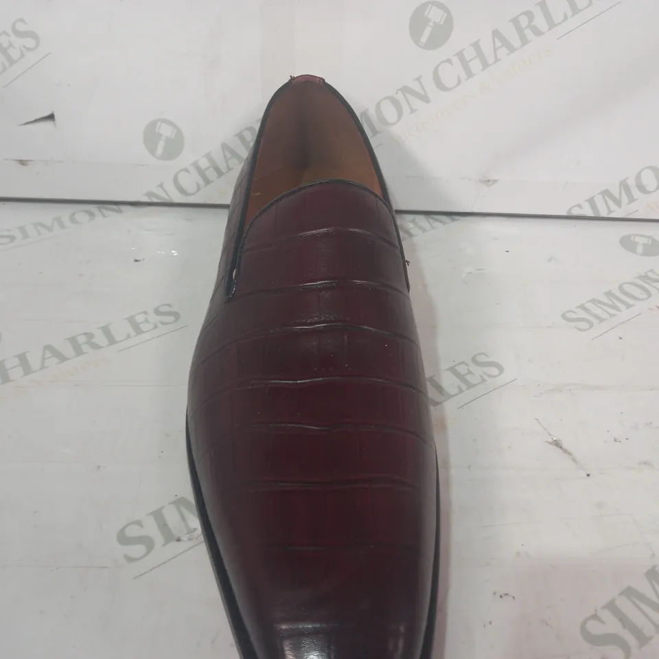 BOXED PAIR OF BOG LUXURY SLIP ON LOW HEEL SHOES IN BLOOD RED EU SIZE 42