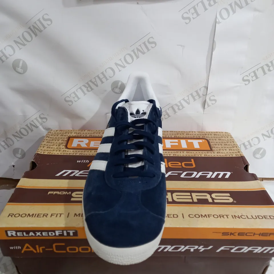 PAIR OF ADIDAS GAZELLES IN NAVY BLUE & WHITE - UK SIZE 9