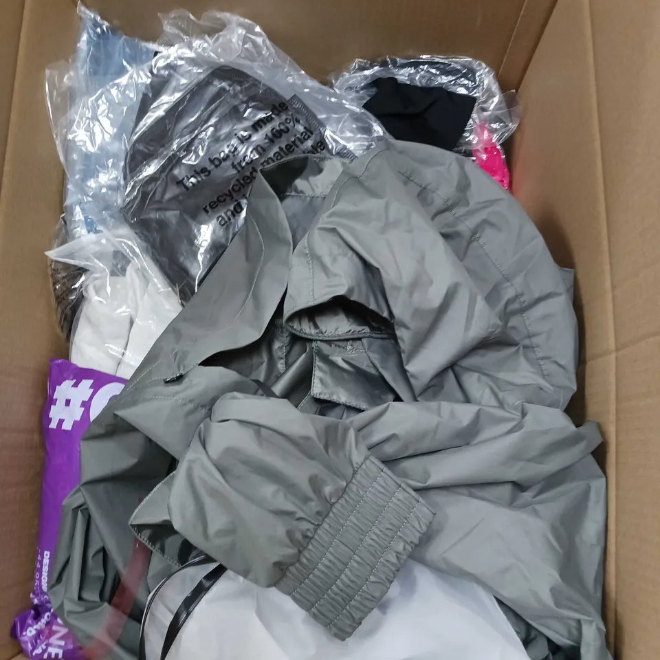 BOX OF APPROXIMATELY 20 ASSORTED CLOTHING ITEMS TO INCUDE - DRESSES, JUMPERS , T-SHIRTS , TROUSERS,ECT 