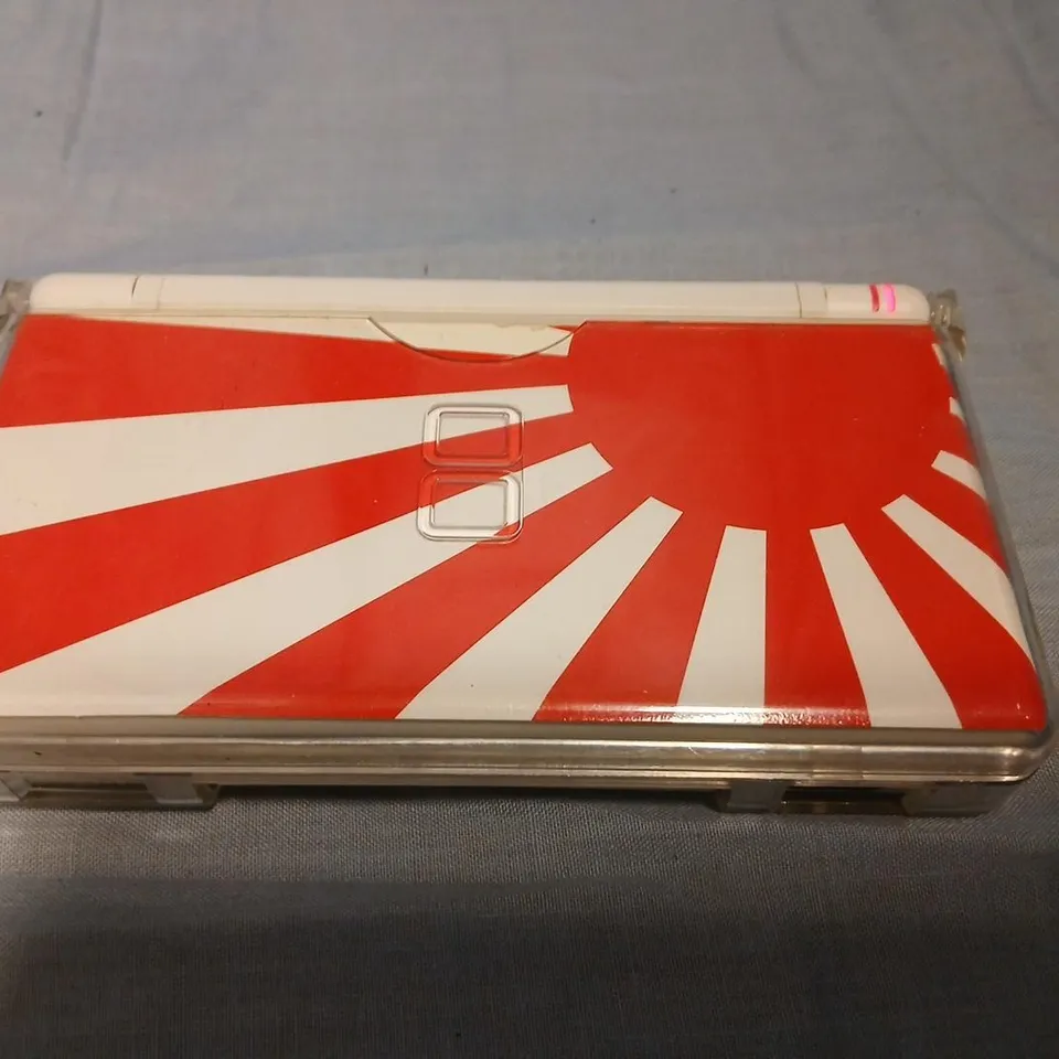 NINTENDO DS LITE HANDHELD CONSOLE – WHITE WITH SAMURAI ARTWORK BACK PANEL