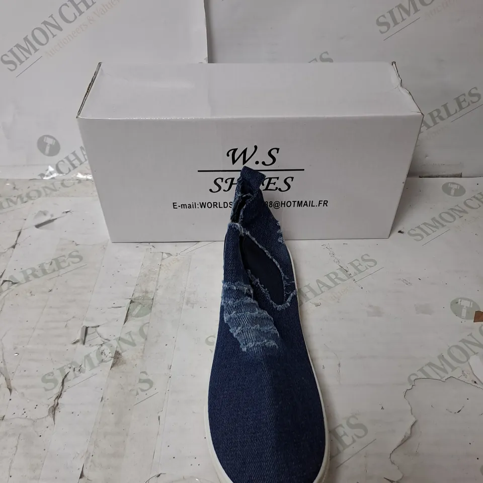 APPROXIMATELY 10 PAIRS  W.S SHOES SLIP ON BLUE DISTRESSED BOOTS IN VARIOUS SIZES 