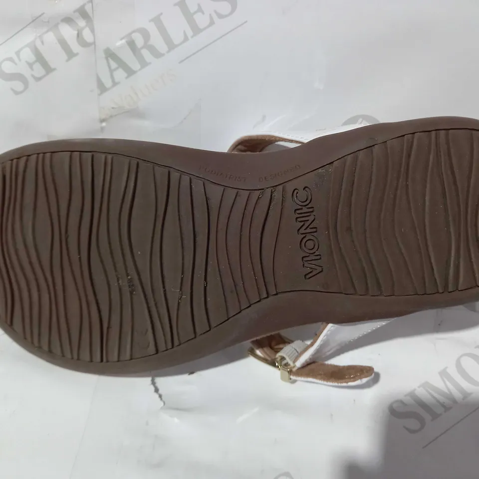 BOXED PAIR OF VIONIC SANDALS - WHITE PATENT FLIP FLOPS UK SIZE 6
