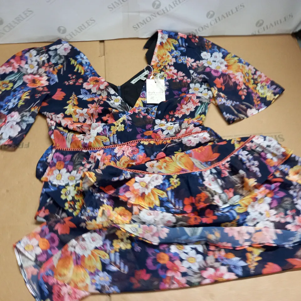 HOPE & IVY V-NECK FLORAL DRESS - 10