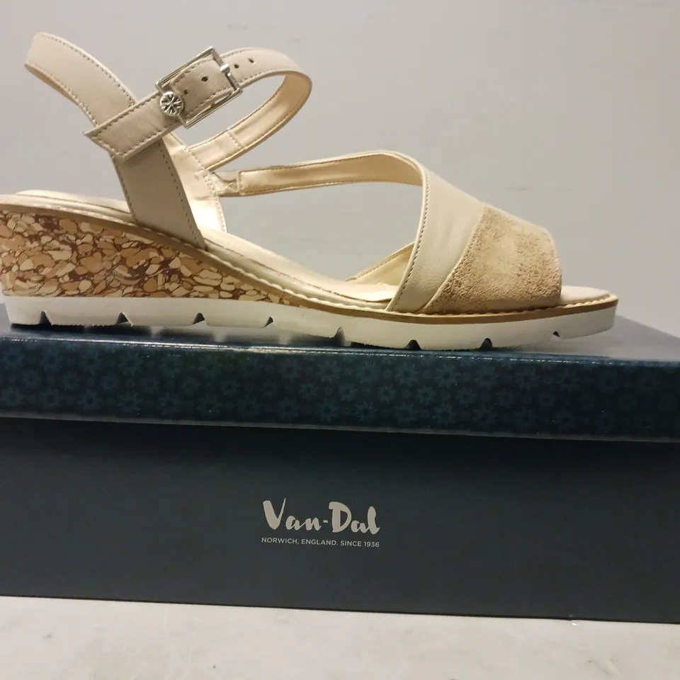 BOXED PAIR OF VAN-DAL OPEN TOE LOW WEDGE SANDALS IN TAUPE SIZE 7