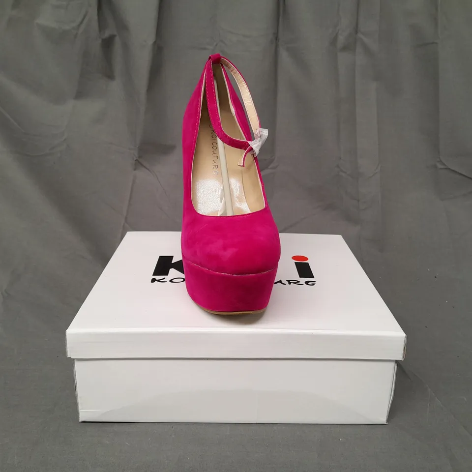 BOXED PAIR OF KOI COUTURE HR5 PLATFORM HIGH WEDGE FAUX SUEDE SHOES IN FUCHSIA SIZE 7