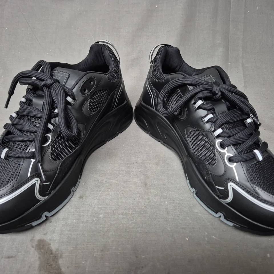 BOXED PAIR OF CLEENS PULSE RUNNER SHOES IN PHANTOM BLACK UK SIZE 10