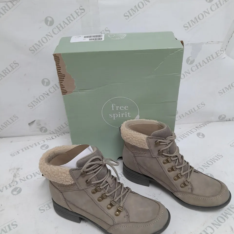 BOXED PAIR OF FREE SPIRIT SIZE 6 LEATHER LACED BOOTS IN OLIVE 
