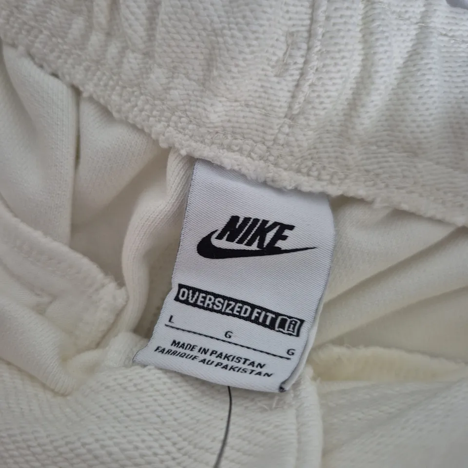 NIKE OVERSIZED FIT SHORTS, WHITE, BELOW KNEE LENGTH – UK SIZE L
