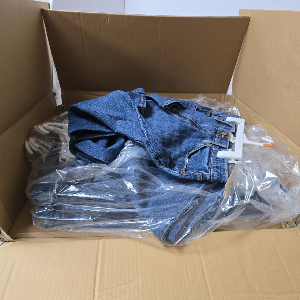 BOX OF APPROXIMATELY 12 UNIVERSAL THREAD MEDIUM WASH JEANS - SIZE 14