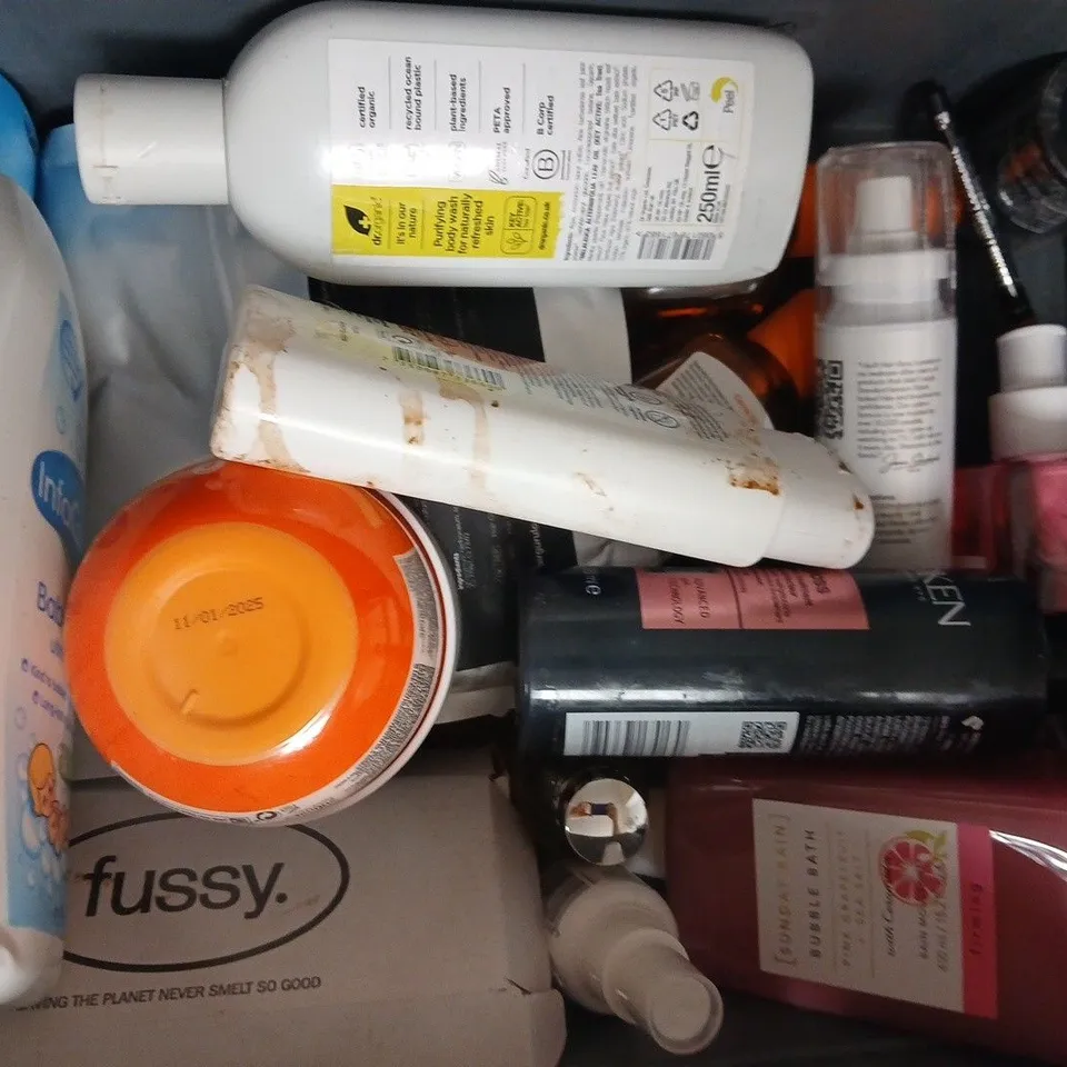 APPROXIMATELY 15 ASSORTED COSMETIC ITEMS INCLUDING VARIOUS MAKES AND BRANDS - COLLECTION ONLY