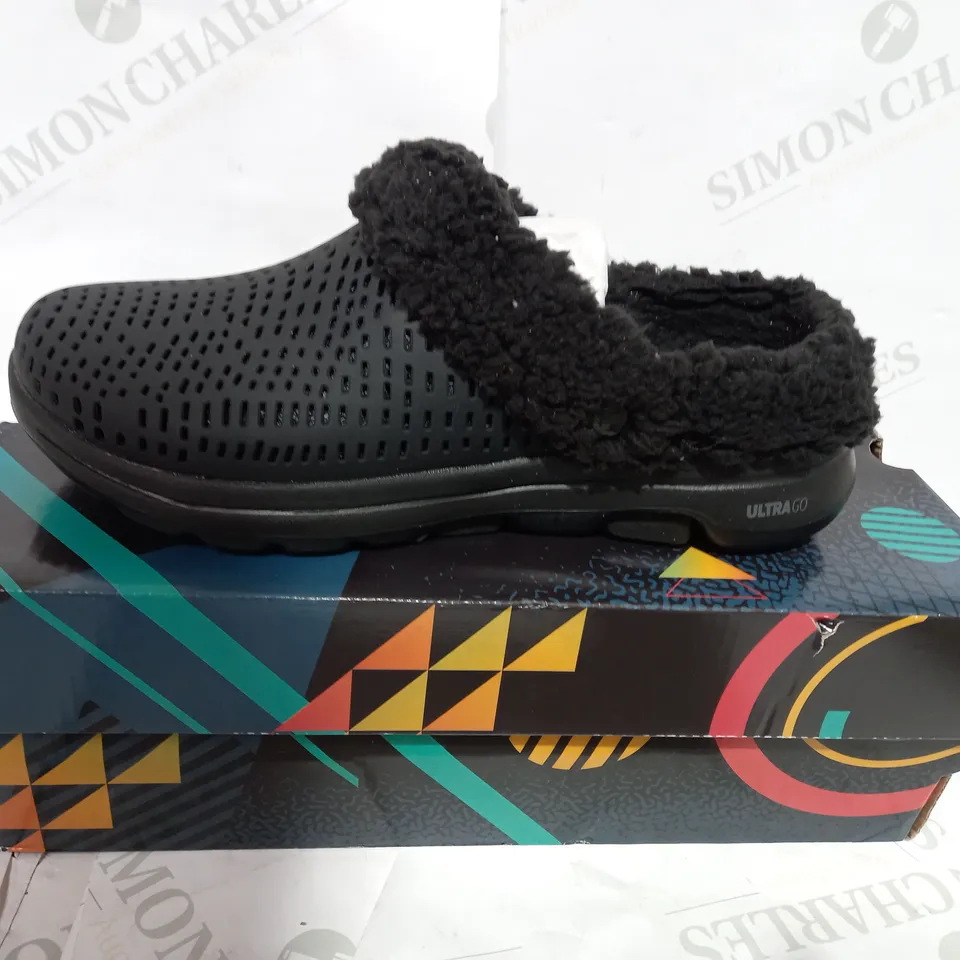 BOXED PAIR OF SKECHERS BLACK RELAXED CLOG  - SIZE 4