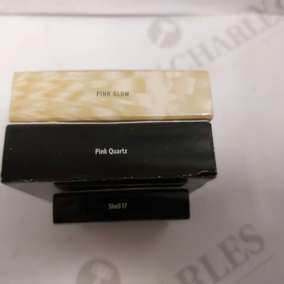 BOX OF 3 BOBBI BROWN ITEMS TO INCLUDE EYE SHADOW, SHIMMER BRICK COMPACT, HIGHLIGHTING POWDER