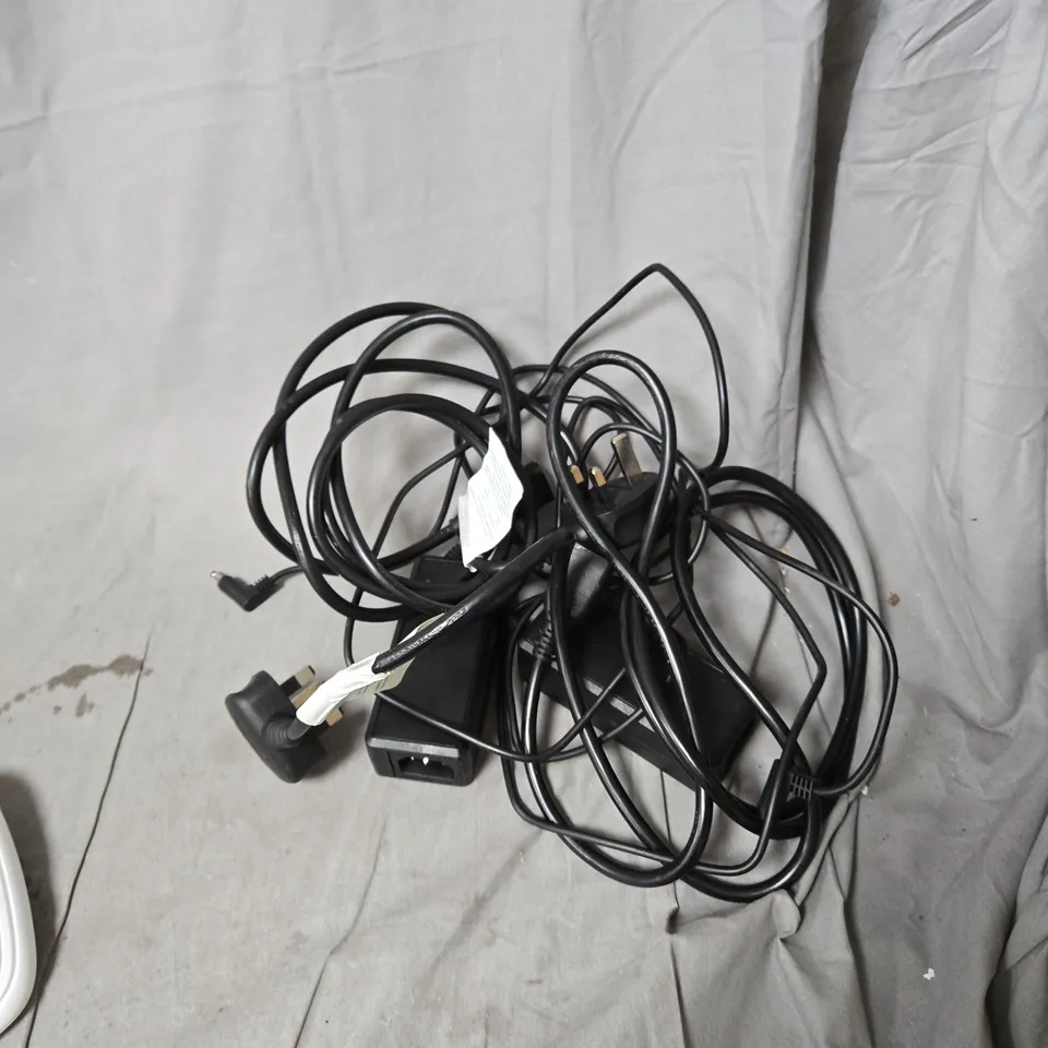 BOX OF APPROXIMATELY 12 ASSORTED ELECTRICAL ITEMS INCLUDING TP LINK , POWER LEADS AND PS5 CABLE 