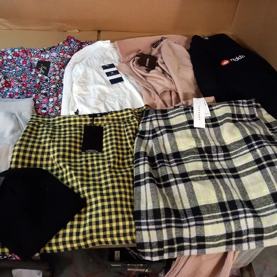 LARGE QUANTITY OF ASSORTED CLOTHING ITEMS TO INCLUDE CREW CLOTHING, PRETTYLITTLETHING AND TOPSHOP
