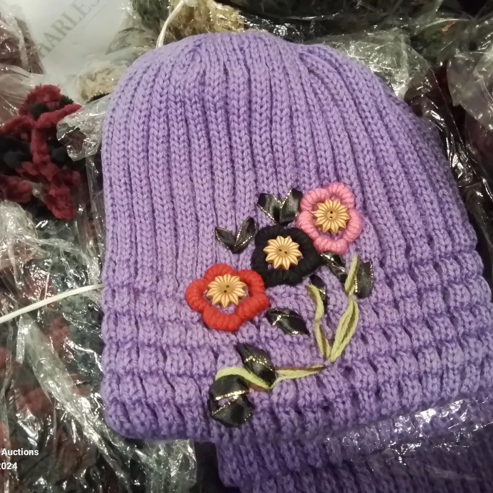 LOT CONTAINING LARGE AMOUNT OF BAGGED WOOLEN HATS IN VARIOUS COLOURS AND DESIGNS 