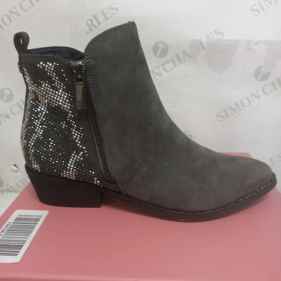 BOXED MODA IN PELLE KATREENA ANKLE BOOT IN DARK GREY - SIZE 7