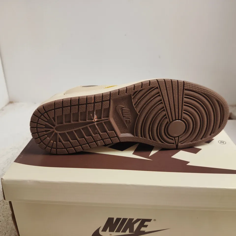 NIKE AIR JORDAN 1 RETRO HIGH OG – UK 8.5, WHITE/BROWN
