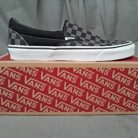 BOXED PAIR OF VANS OFF THE WALL CLASSIC SLIP-ON SHOES IN BLACK/PEWTER CHECKERBOARD UK SIZE 9.5