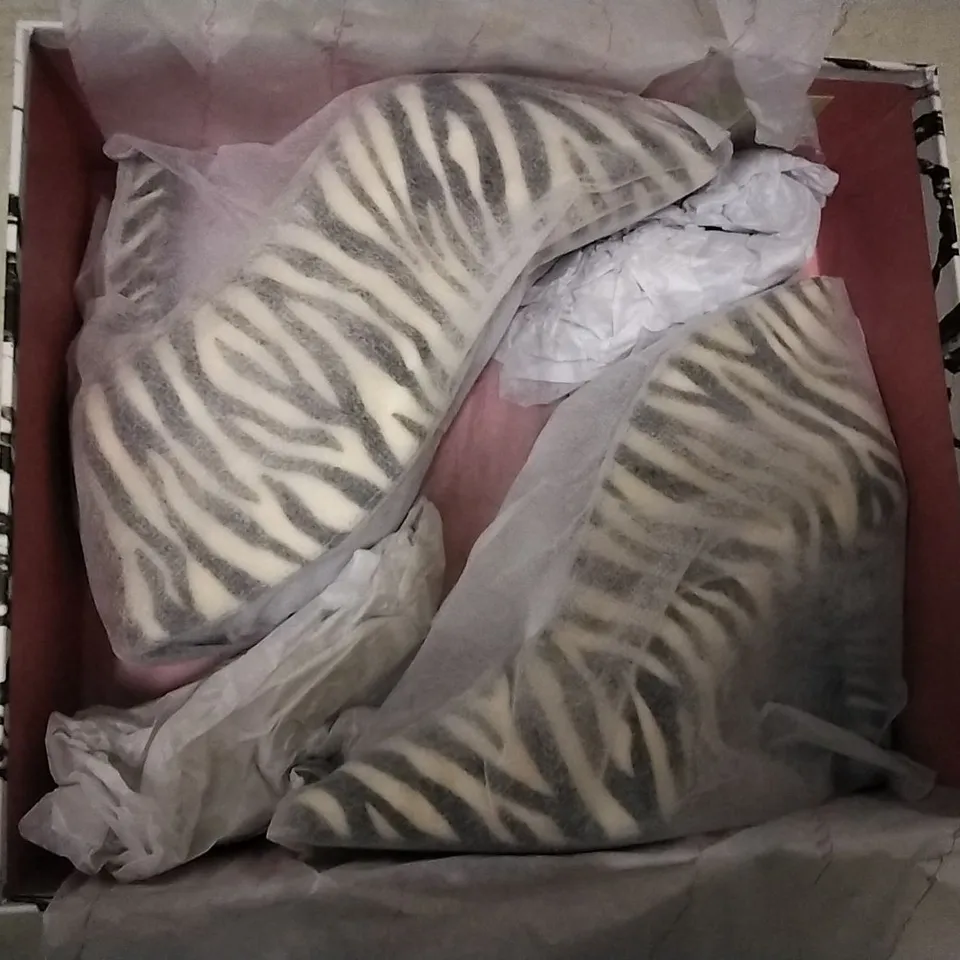 BOX OF APPROXIMATELY 6 PAIRS OF MODA IN PELLE WELDI ZEBRA CALF HAIR V CUT SHOE BOOTS SIZE 5 