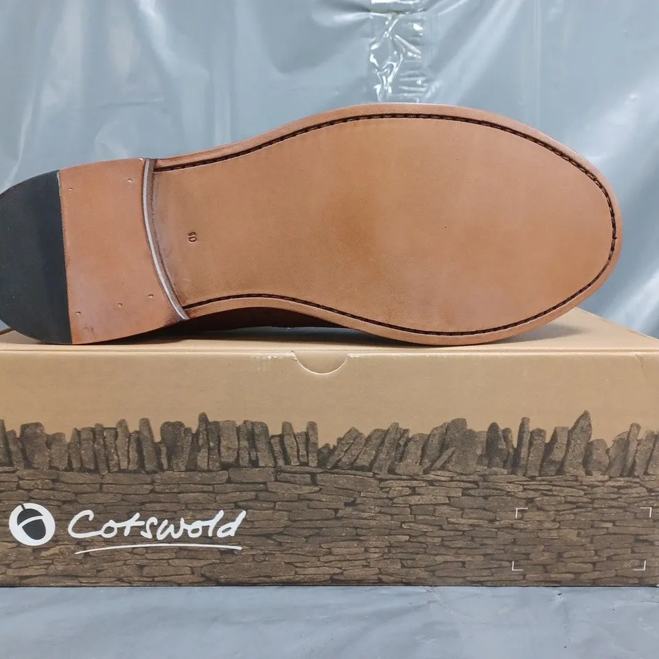 BOXED PAIR OF COTSWOLD SIDDINGTON LEATHER BOOTS IN BROWN SIZE UK 10