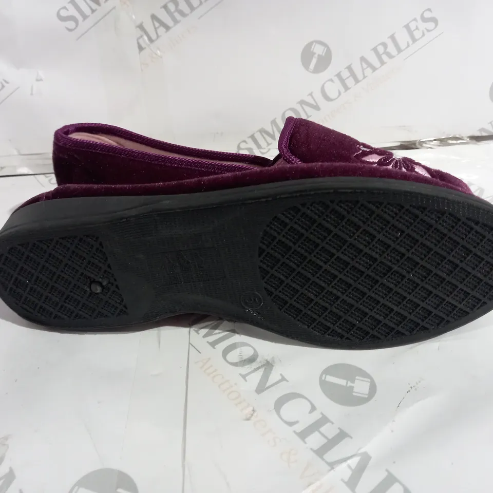 THE SLIPPER COMPANY PURPLE SIZE 5