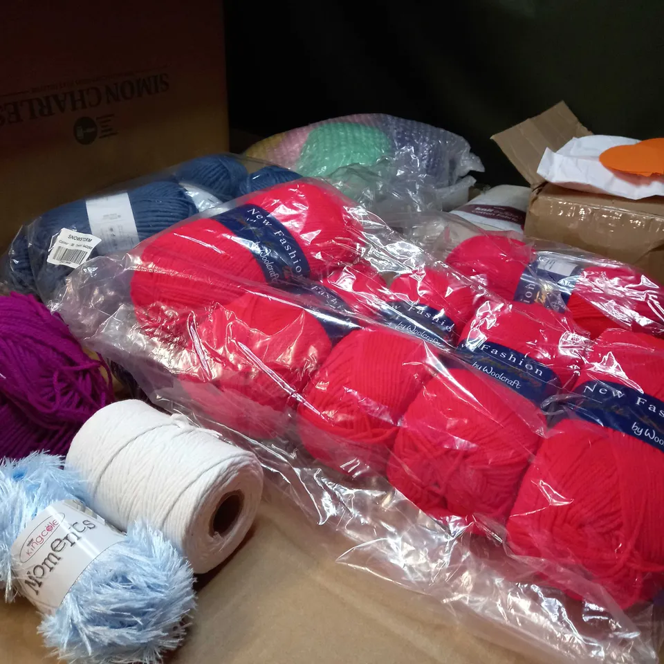 LOT OF APPROX 10 ASSORTED HOUSEHOL/CRAFT RELATED ITEMS TO INCLUDE: ASSORTED WOOL, MULTI COLOURED PAPER SPEACH BUBBLES, KNIT AND STITCH COTTON FABRIC
