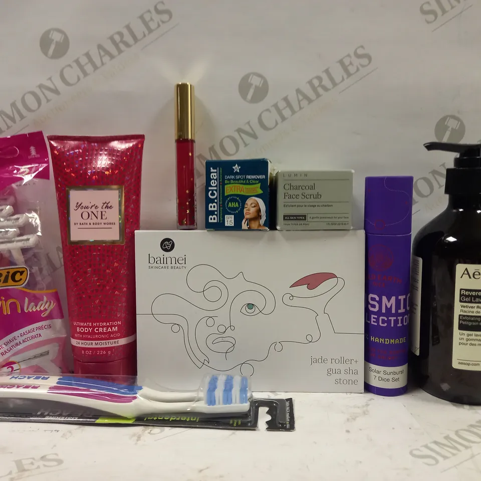 BOX TO CONTAIN APPROXIMATELY 25 ASSORTED WOMEN'S BEAUTY AND BODY CARE PRODUCTS, INCLUDES RAZORS, TOOTH BRUSHES & HAND WASH 
