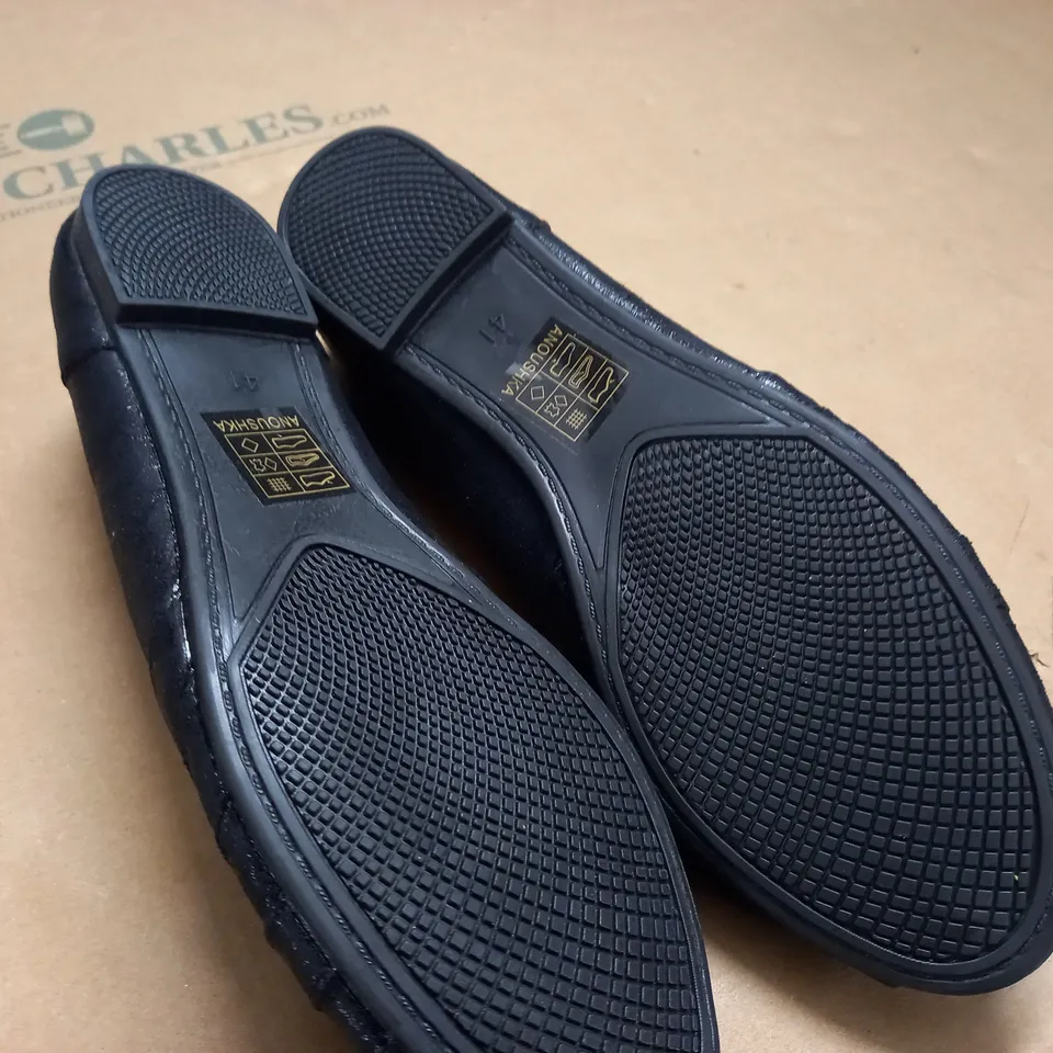 PAIR OF BLACK OPEN TOED SHOES - 41