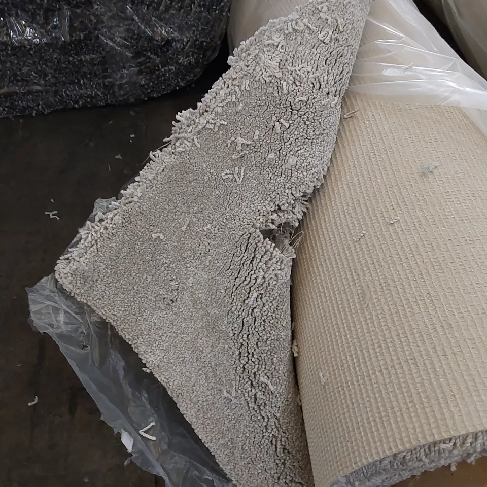 ROLL OF QUALITY ADDICTION WHITE PEPPER CARPET // SIZE: APPROX. 5 X 3.2m