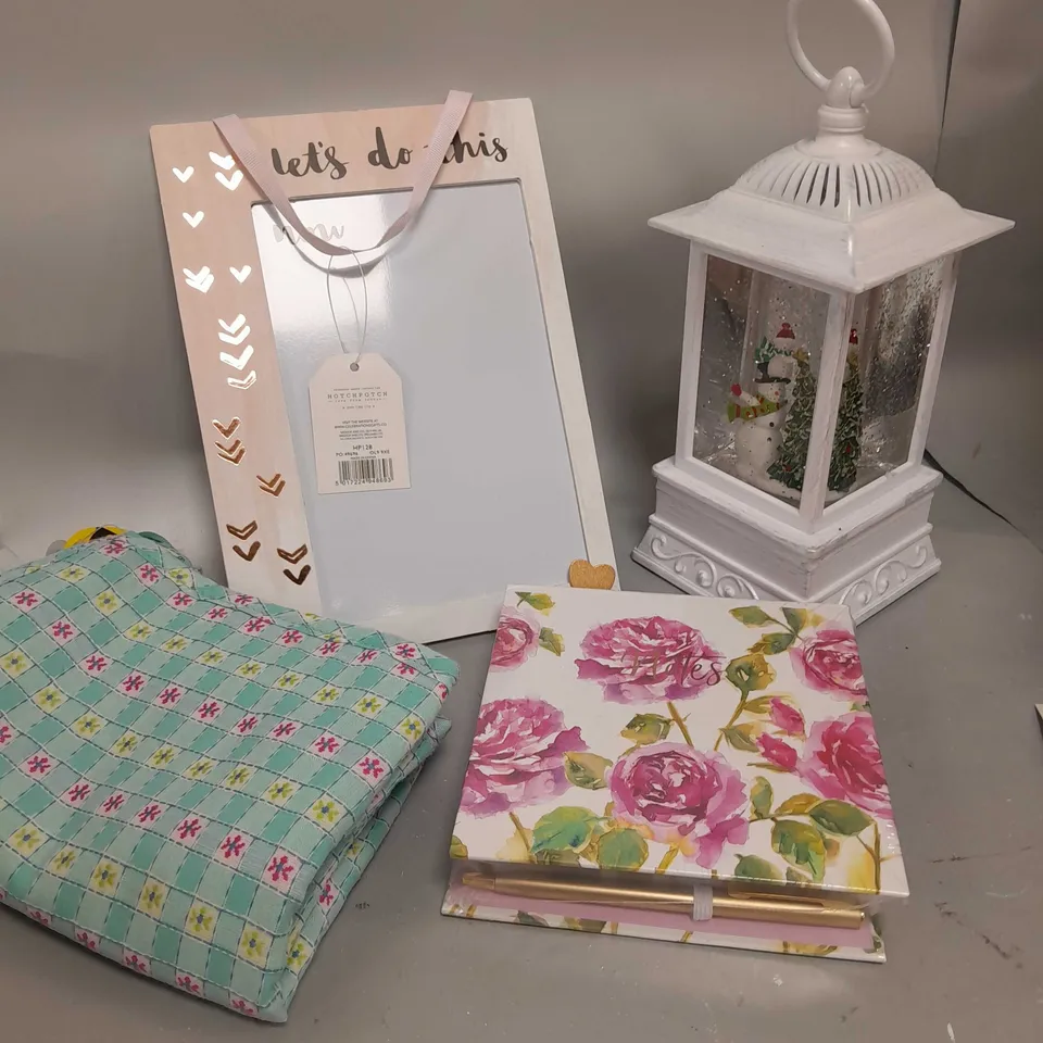 BOX OF APPROXIMATELY 10 ASSORTED ITEMS TO INCLUDE TO DO LIST, CHRISTMAS DÉCOR, NOTE BOOK ETC