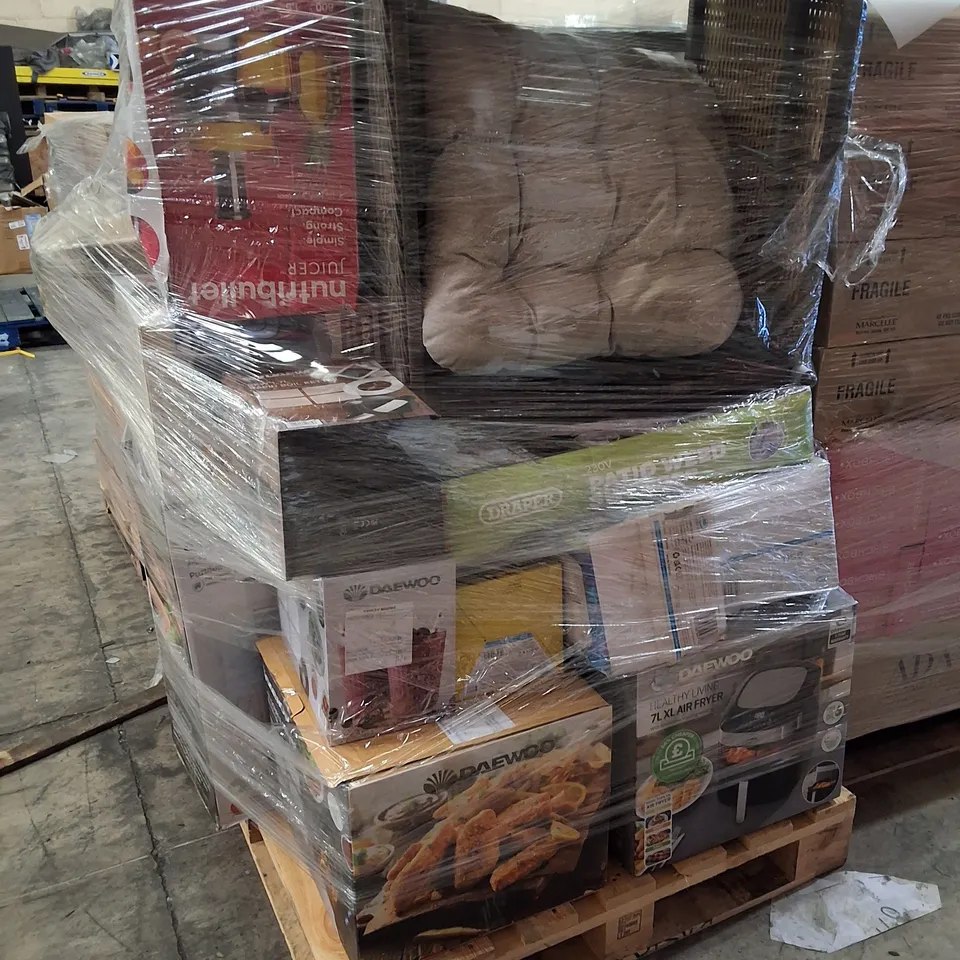 PALLET CONTAINING ASSORTED ELECTRICAL PRODUCTS INCLUDING DAEWOO 7L AIR FRYER, DRAPER PATIO WEED SWEEPER, 1.7L RAPID BOIL KETTLE & RATTAN GARDEN FURNITURE 