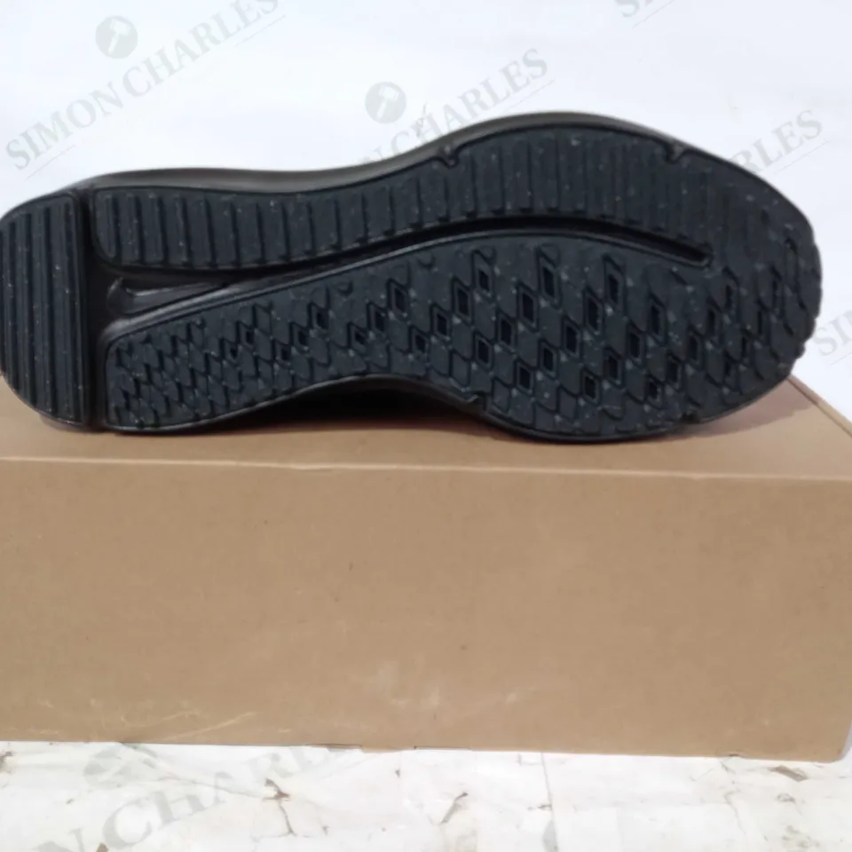 BOXED PAIR OF NIKE RUNNING DOWNSHIFTER 12 TRAINERS IN BLACK UK SIZE 8