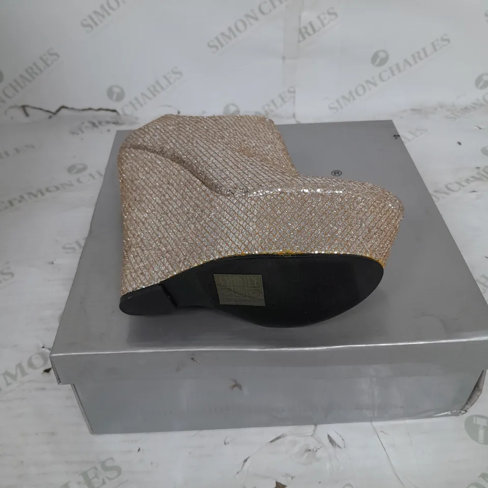 BOXED PAIR OF CASANDRA PLATFORM ANKLE SHOE IN GOLD SHIMMER SIZE 5