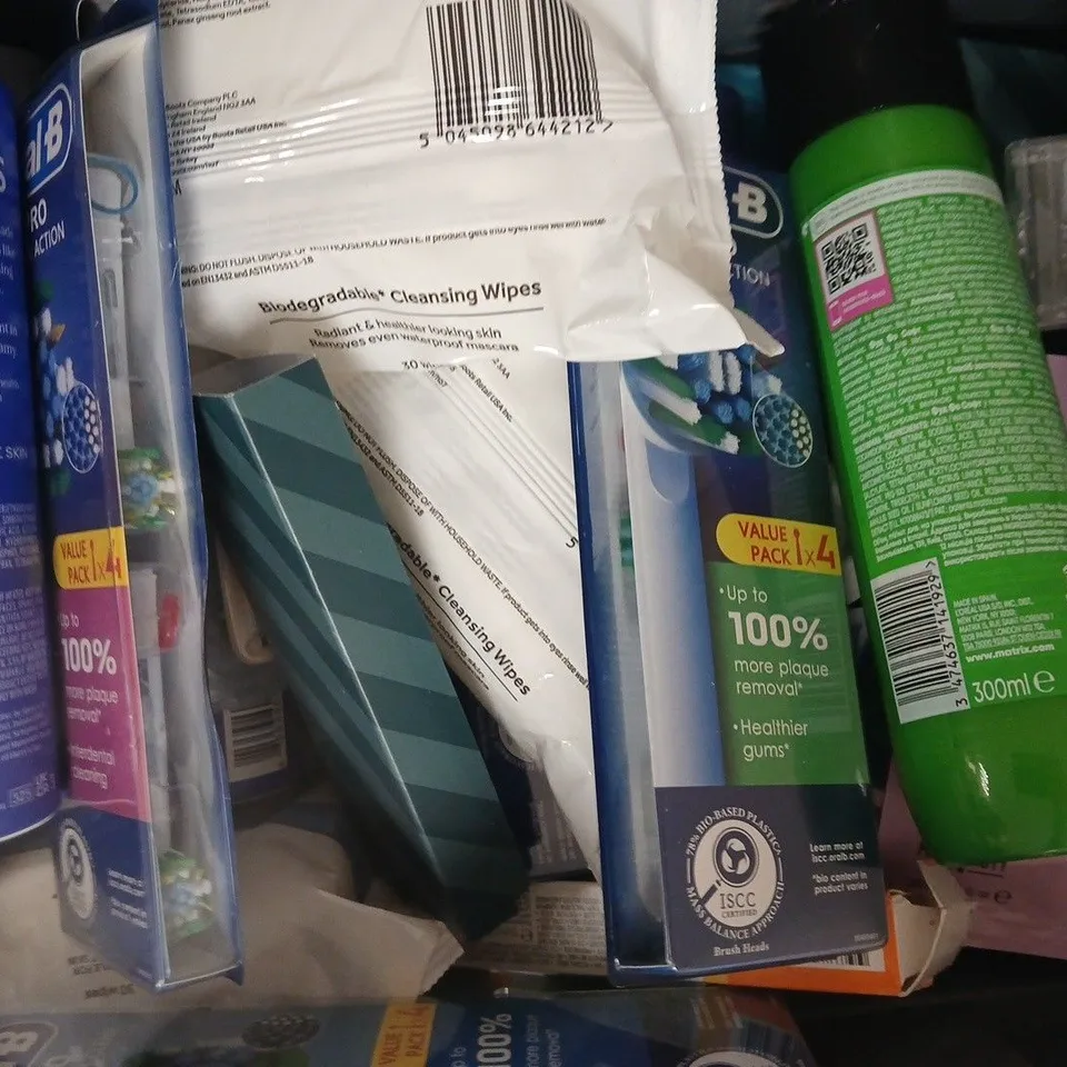 APPROXIMATELY 20 ASSORTED COSMETIC ITEMS INCLUDING VARIOUS MAKES AND BRANDS - COLLECTION ONLY