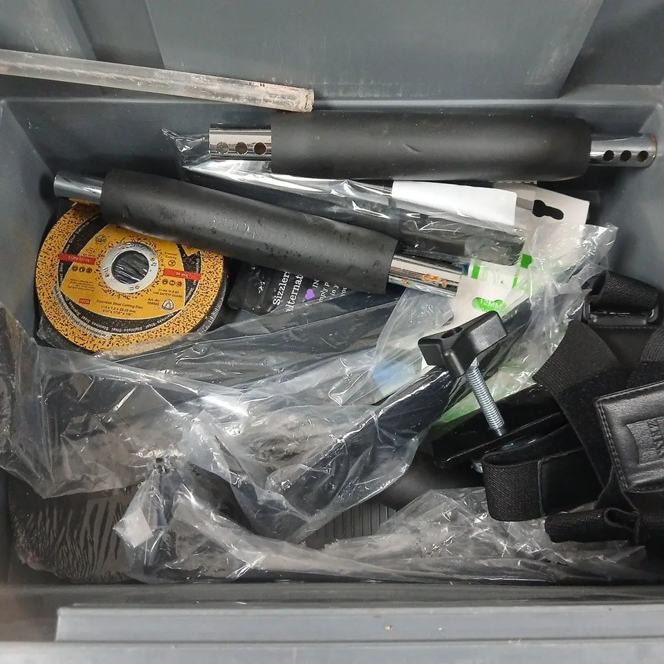 LOT OF ASSORTED HOUSEHOLD ITEMS TO INCLUDE LUGGAGE SCALES, STRING LIGHTS AND CUTTING DISCS