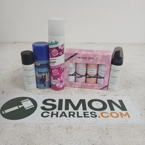 APPROXIMATELY 15 ASSORTED AEROSOLS TO INCLUDE FREEZE SPRAY, PERCY & REID HAIRSPRAY, MISS SO? BODY FRAGRANCE, ETC