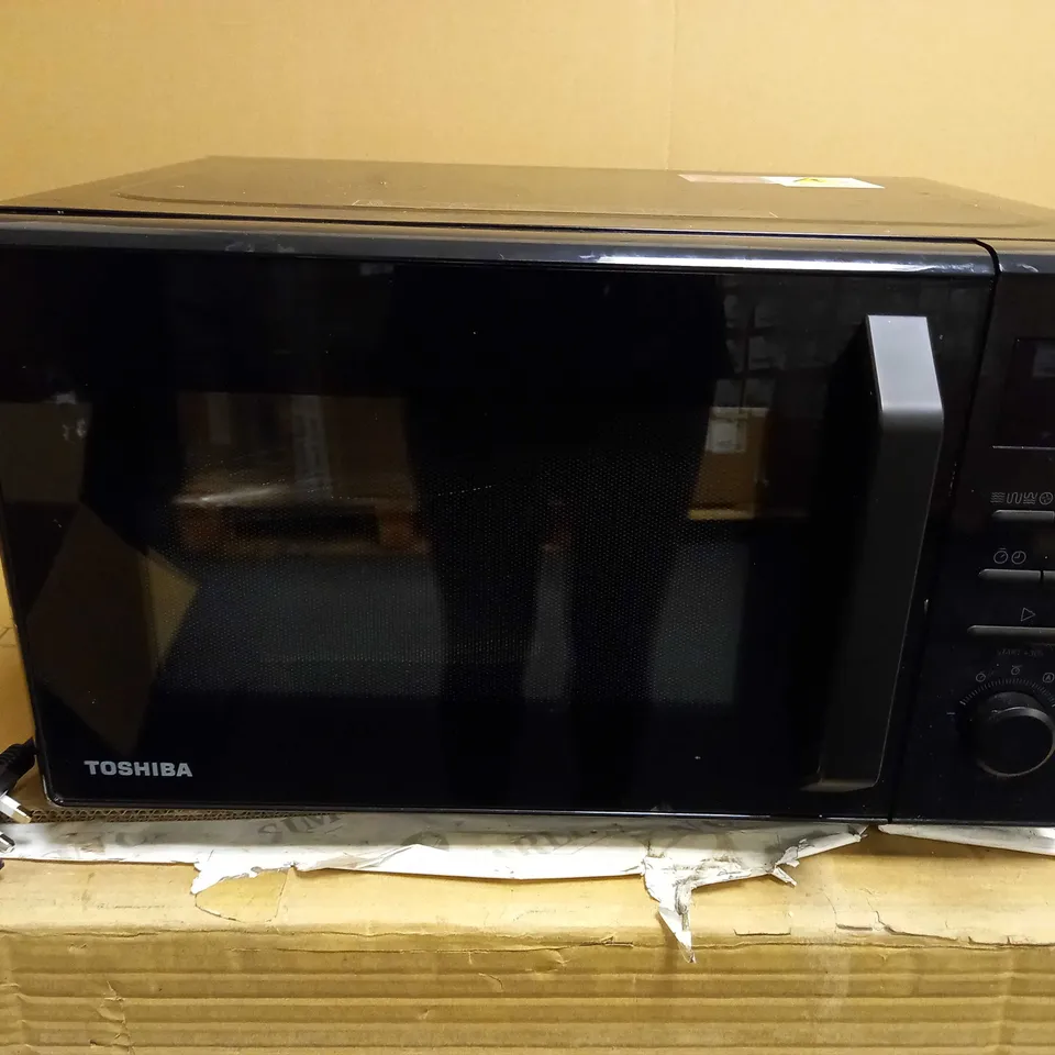 TOSHIBA 950W MICROWAVE OVEN
