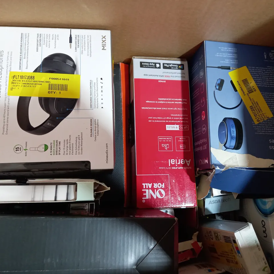 LOT OF APPROXIMATELY 20 ASSORTED HOUSEHOLD ITEMS TO INCLUDE MIXX CHARGESPOT WIRELESS CHARGER, ASDA TECH USB-A & USB-C CHARGING PLUG, ASDA TECH BLUETOOTH QI CHARGING ALARM CLOCK, ETC