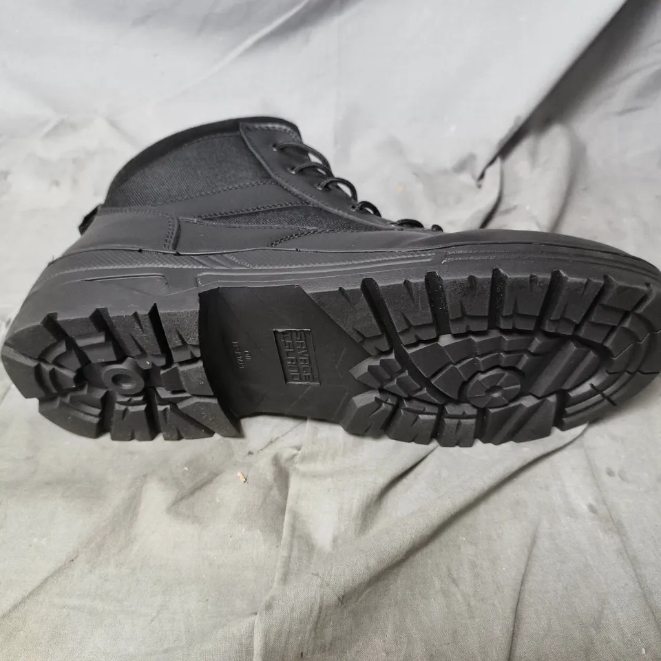 UNBOXED SAVAGE ISLAND PAIR OF BLACK HIKING BOOTS – ANKLE-HEIGHT, LACE-UP SIZE 13