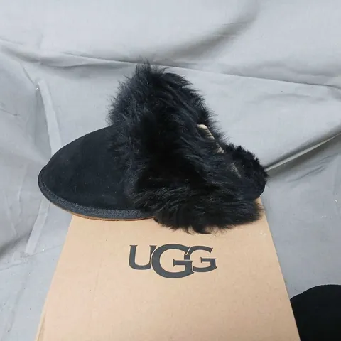 UGG BLACK SCUFF SLIPPERS WITH FUR TRIM – UK 5