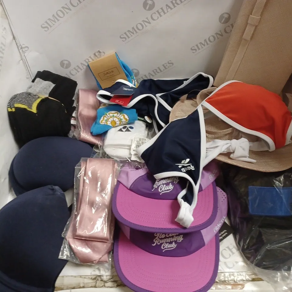BOX OF APPROXIMATELY 15 ASSORTED CLOTHING ACCESSORIES TO INCLUDE: PURSES, HATS & SOCKS IN VARIOUS COLOURS & SIZES 