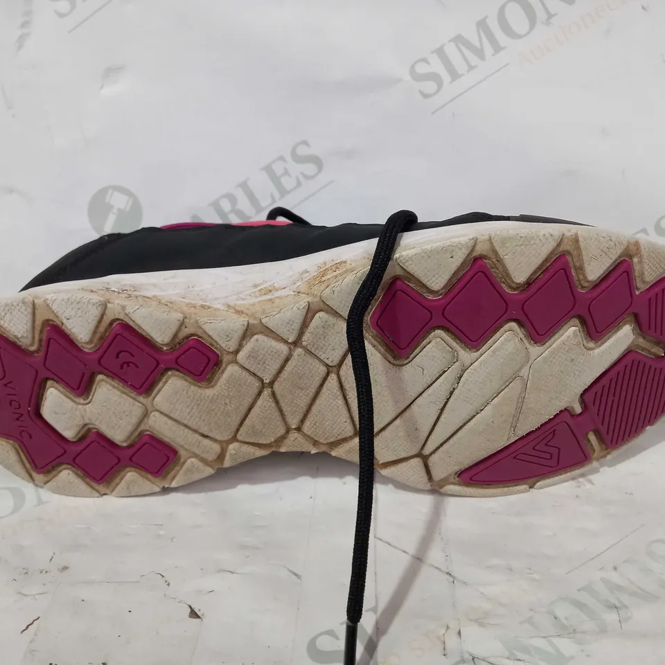 BOXED PAIR OF VIONIC TRAINERS IN BLACK UK SIZE 6