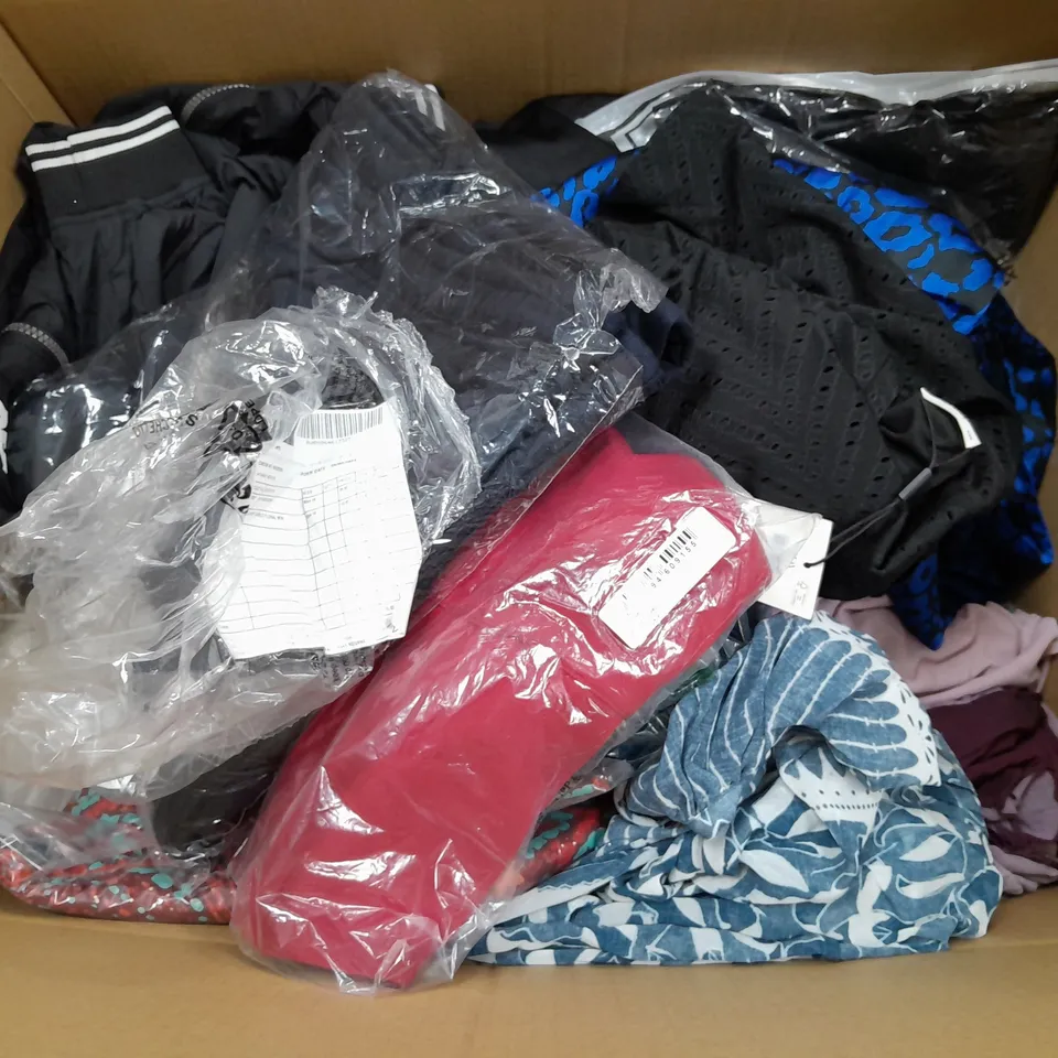 BOX OF APPROXIMATELY 25 ASSORTED CLOTHING ITEMS TO INCUDE - SCARF  , T-SHIRTS  , JEANS , SOCKS, ETC