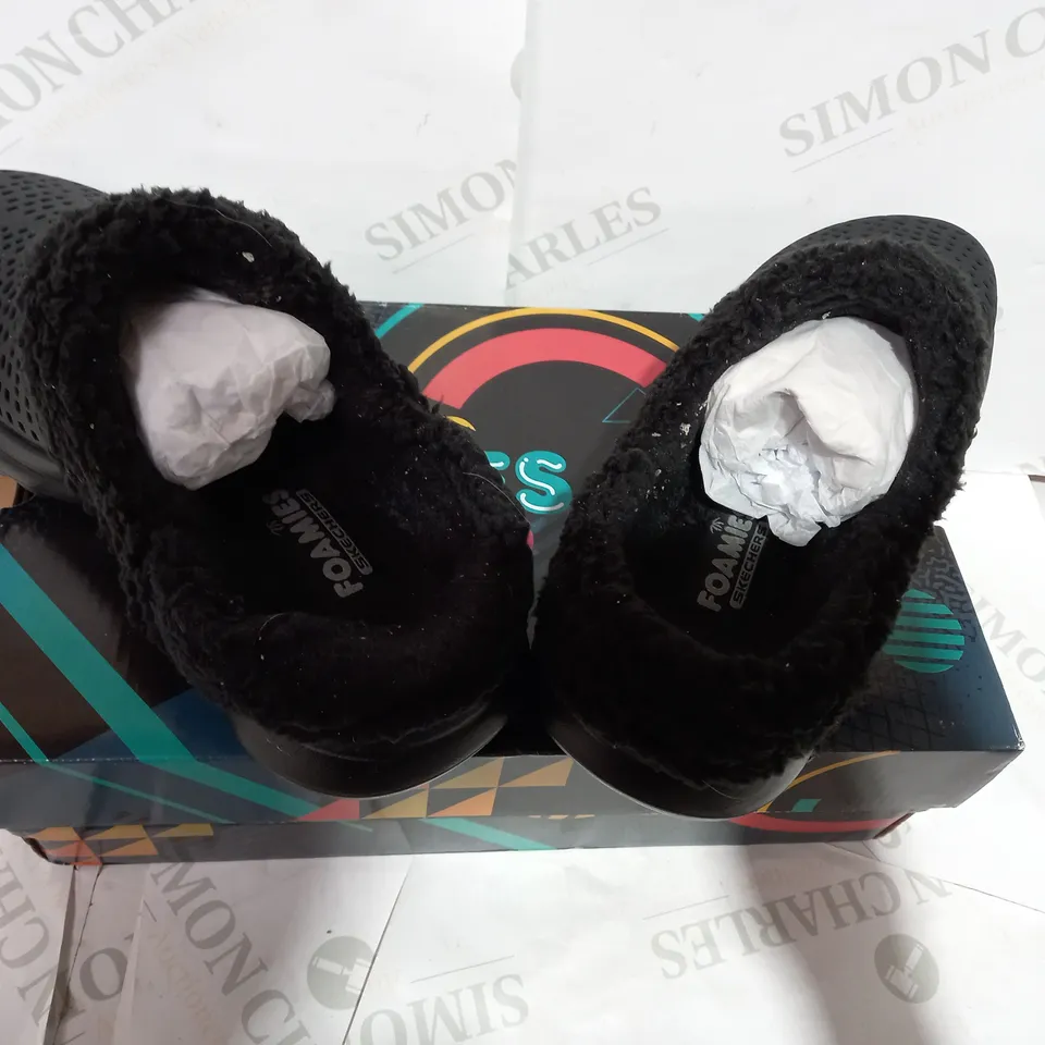 BOXED PAIR OF SKECHERS BLACK RELAXED CLOG  - SIZE 4
