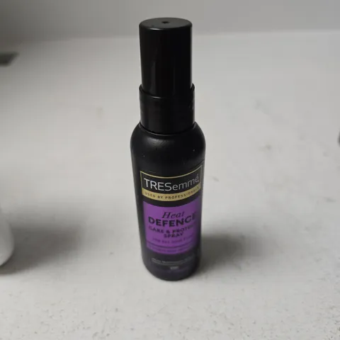 APPROXIMATELY 18 ASSORTED COSMETIC ITEMS INCLUDING GARNIER AMBRE SOLAIRE SUNCREAM , TRESEMME HEAT DEFENCE HAIR SPRAY AND WAKEN WHITENING MOUTHWASH 