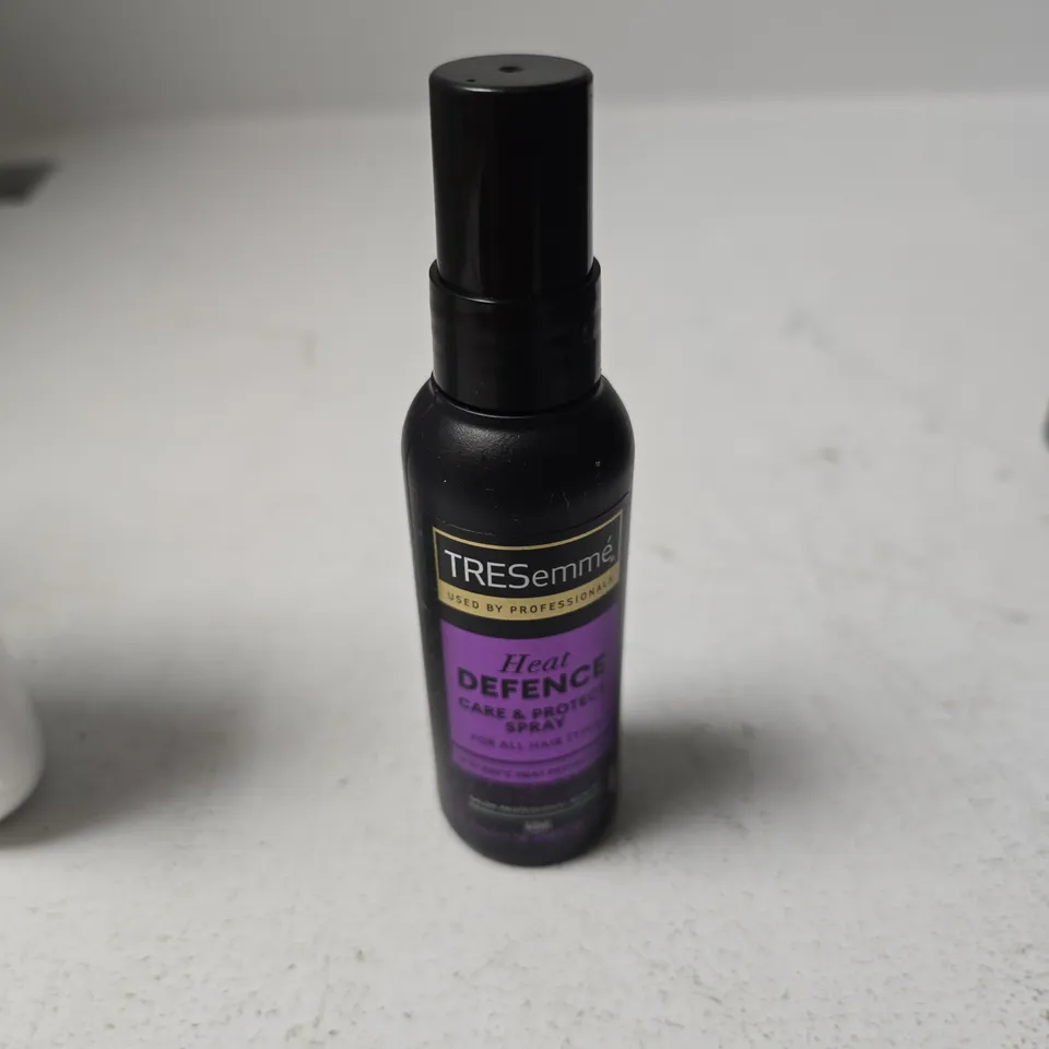 APPROXIMATELY 18 ASSORTED COSMETIC ITEMS INCLUDING GARNIER AMBRE SOLAIRE SUNCREAM , TRESEMME HEAT DEFENCE HAIR SPRAY AND WAKEN WHITENING MOUTHWASH 