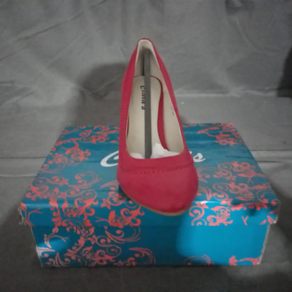 APPROXIMATELY 8 BOXED PAIRS OF CLARA'S RED HEELED SHOES IN VARIOUS SIZES TO INCLUDE SIZE 37EU 