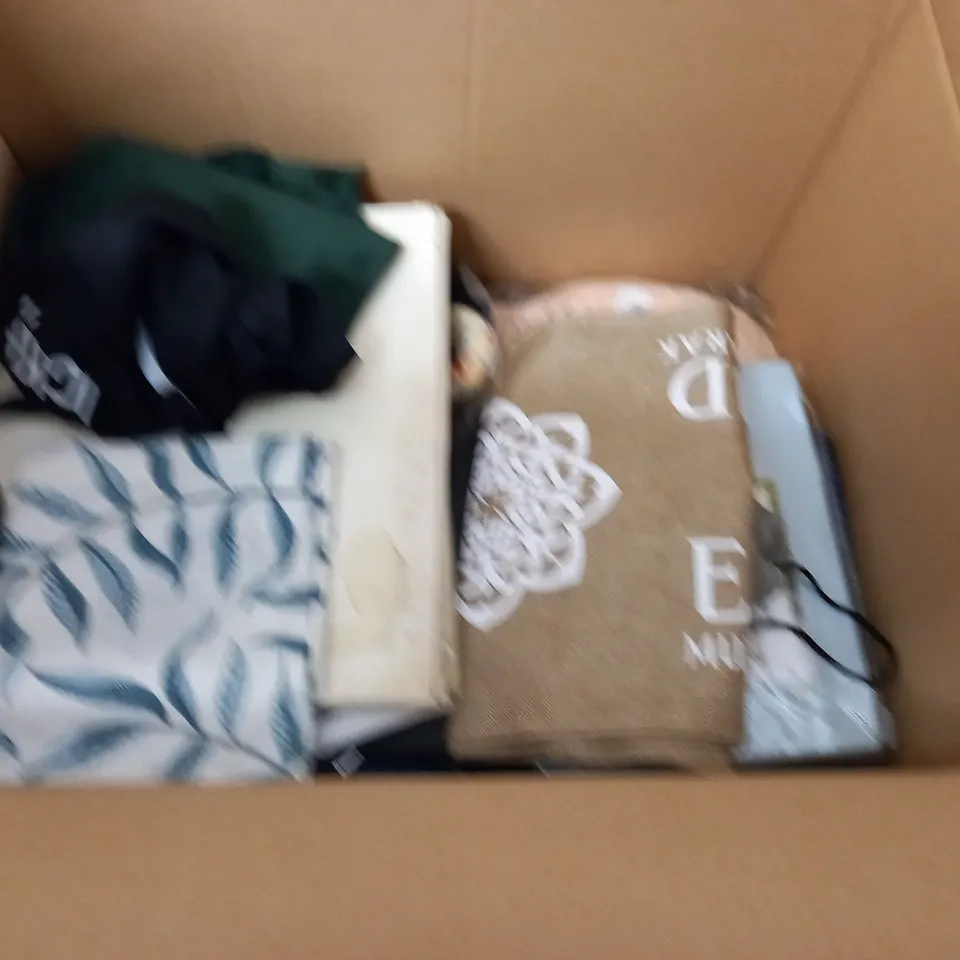 LARGE QUANTITY OF ASSORTED HOUSEHOLD FABRIC ITEMS 