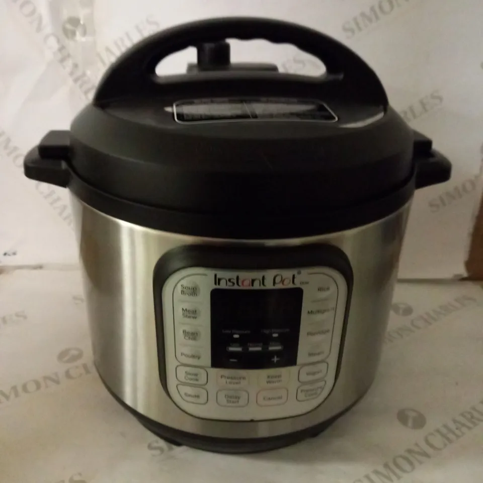 INSTANT POT 7 IN 1 PRESSURE COOKER