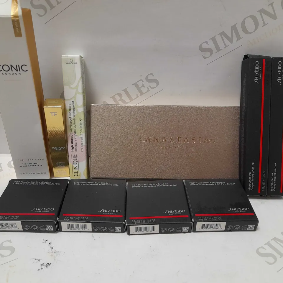 LOT OF APPROX 12 ASSORTED MAKEUP PRODUCTS TO INCLUDE ANASTASIA BEVERLY HILLS EYESHADOW PALETTE, TOM FORD LIPSTICK, ICONIC TANNING MIST, ETC